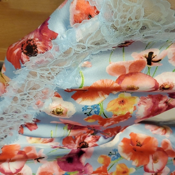 Vs robe NWOT - Picture 3 of 5